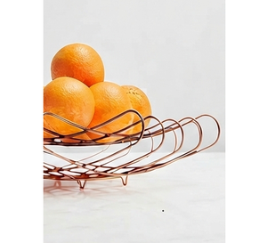 Panier à fruits en métal rouge avec design géométrique pour le rangement et la présentation en cuisine, paniers de rangement très vendus - Product Image 3