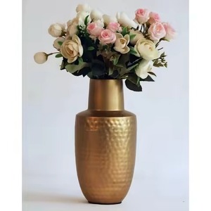 Vase à fleurs en métal artisanal de designer, vase décoratif de luxe pour décoration de mariage - Product Image 3