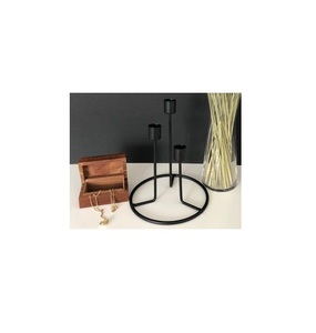 Porte-bougie en fer distinctif, élégant accent métallique pour la décoration de cheminée, les étagères et les arrangements de table - Product Image 3