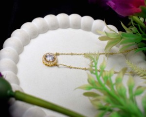 Collier pendentif de luxe en argent sterling plaqué or 18 carats avec perle d'eau douce, chaîne à maillons et halo de zircon cubique solitaire pour anniversaire - Product Image 2