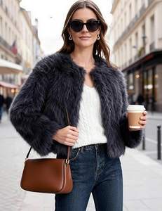 เสื้อโค้ทขนสัตว์แฟชั่นฤดูหนาวสำหรับผู้หญิง เสื้อโค้ทขนสุนัขจิ้งจอกแท้ทรงโอเวอร์ไซส์ พร้อมขนสุนัขจิ้งจอกสีเงินแท้ เสื้อแจ็คเก็ตหรูหรา - Product Image 4