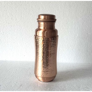 Botella de agua de cobre martillado de excelente calidad que mantiene el agua fresca y fortalece la inmunidad. Disponible a precio de fábrica desde India. - Product Image 2