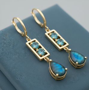 ต่างหูลาบราโดไรต์ทรงลูกแพร์ประดับบลูโทแพซ ยาว 6 นิ้ว ตัวเรือนเงินแท้ 925 ชุบทอง 18K เครื่องประดับอัญมณีดีไซน์เนอร์ - Product Image 4