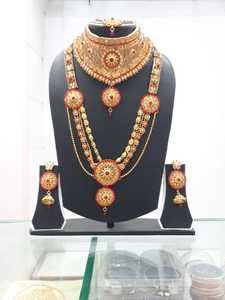 Conjunto de collar y aretes Kundan de aleación chapada en oro con cristales rojos y pedrería, joyería étnica para bodas para mujeres. - Product Image 3