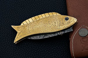 Couteau utilitaire pliant en acier Damas SHARP POINT TRADES, lame droite, ouverture par bouton de pouce, manche en bois, design artistique - Product Image 4