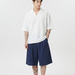 Ensemble décontracté d'été pour homme : Polo blanc en coton à col rabattu et short bleu marine coupe ample - Product Image 1