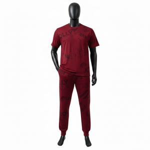 Conjunto de camiseta y pantalón deportivo para hombre de jersey de algodón y poliéster premium, color borgoña, con estampado completo y logotipo personalizado. - Product Image 1