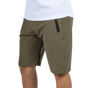 Shorts pour homme vert olive à séchage rapide avec poches latérales, taille élastique, coupe décontractée, style classique, tissu en polyester tricoté - Product Image 1