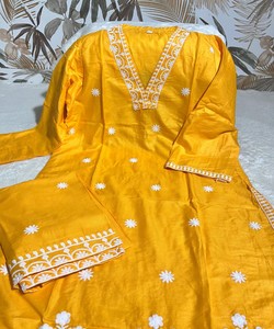 ชุดเซ็ตผ้าเรยอนคอตตอนปักลายใหม่ล่าสุด สำหรับใส่ทำงาน ราคาขายส่ง เสื้อผ้าชาติพันธุ์ สีเหลือง - Product Image 2