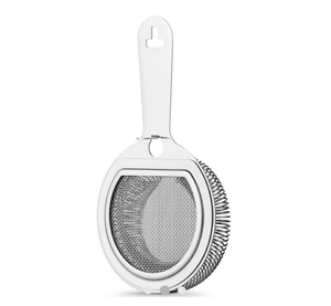 Passoire à cocktail ornée et plaquée argent, avec un design décoratif de bord festonné. Disponible au prix de gros. - Product Image 3