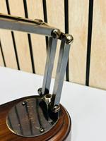 Loupe vintage en laiton noir réglable sur base en bois |   Loupe de bureau classique