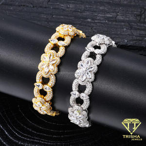 Bracelet floral de luxe doré avec détails de pétales marquise et accents de pierres étincelantes pour les acheteurs de bijoux en gros - Product Image 5