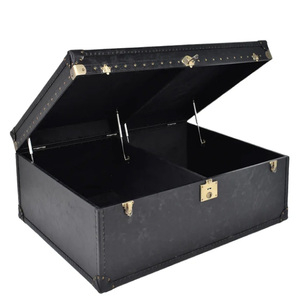 Mesa de Centro de Cuero Negro Estilo Aviador Vintage, Baúl de Almacenamiento de Cuero Negro con Diseño Tradicional de Latón, Mesas de Centro Antiguas - Product Image 1