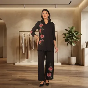 Ensemble deux pièces en crêpe noir brodé de fleurs pour femmes, col rabattu, manches trois quarts, coupe ample, élégant, à porter en toutes saisons - Product Image 1