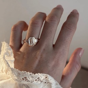 Bague Art Déco en Diamant de Laboratoire 3CT Émeraude avec Sertissage Bezel et Pierres Latérales Baguette - Product Image 6