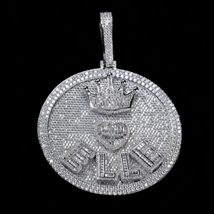 Pendentif rond grand format personnalisé en forme de cœur couronné, entièrement pavé de moissanite argentée, avec lettre 3D, bijou de couleur blanc et jaune, style 'iced crown heart pen' - Product Image 6
