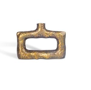 Jarrón de Metal Artístico Industrial con Diseño Floral, Acabado Dorado Mate Texturizado, Rectangular, para Centros de Mesa en Bodas y Decoración de Hogares de Lujo - Product Image 1