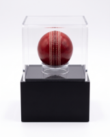 Vitrine de présentation moderne en acrylique transparent écologique pour balle de cricket en forme de cube poli, avec base noire, personnalisable pour comptoir