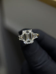 Anillo de Compromiso con Diamante Cultivado en Laboratorio, Corte Esmeralda de 4 Quilates, Oro Sólido de 14K, Anillo Solitario con Diamante Lateral de 1.60 Quilates para Mujer - Product Image 2
