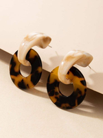 Boucles d'oreilles élégantes en corne, fabriquées à la main, qui mettent en valeur l'esthétique indigène avec une finition artisanale intemporelle.