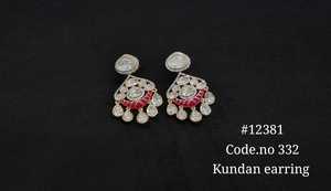 Boucles d'oreilles pendantes Kundan vertes 12381, en laiton plaqué or, motif floral ethnique, pour mariage indien, pour femmes, pour fêtes de mariage - Product Image 3