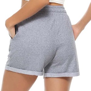 Shorts décontractés gris en maille délavée taille haute pour femme, respirants, à taille élastique, coupe ajustée, avec poches, imprimé, style rétro - Product Image 1