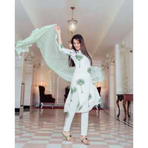 Conjunto de Traje de Algodón Chifón Transpirable con Estampado de Árboles Dibujados a Mano en Verde Salvia para Mujer, Disponible en Talla XS - Product Image 6