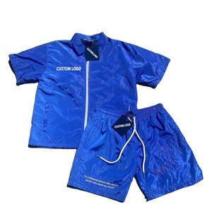 ชุดเซ็ตเสื้อแจ็คเก็ตและกางเกงขาสั้นผู้ชายแบบขายส่ง ปรับแต่งได้ ทรงหลวม ระบายอากาศได้ดี ผลิตจากไนลอน เหมาะสำหรับฤดูร้อน - Product Image 1