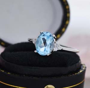 Anillo Ovalado de Topacio Azul Suizo Genuino en Plata de Ley, Anillo de Topacio Azul Natural con Tres Circonitas Cúbicas, Diseño Inspirado en el Estilo Vintage de Marzo - Product Image 5