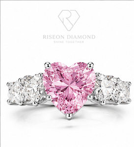 Bague de fiançailles romantique en or blanc 18 carats avec diamant rose en forme de cœur, trois pierres, accentuations latérales taille poire cultivées en laboratoire, bijoux de luxe - Product Image 1