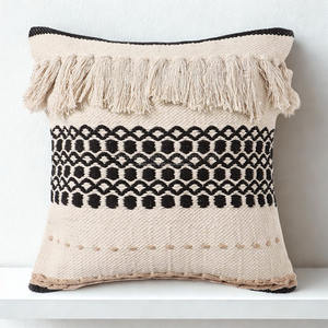 Funda de Cojín Bohemio con Flecos Rojos, Tejida a Mano en Algodón, Duradera, con Cierre, Estilo Marroquí, para Decorar Sofás y Camas - Product Image 4