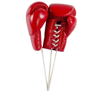 Gants de boxe en cuir blanc, noir et rouge personnalisables avec fermeture Velcro pour l'entraînement des adultes - Product Image 2