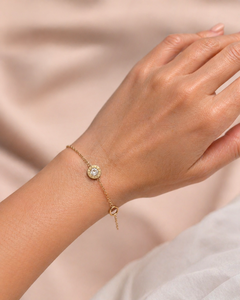 ELVORA GEMS Pulsera Minimalista con Cadena Chapada en Oro de 18K, Cristal con Engaste de Bisel, Colgante Circular de Perla de Agua Dulce, para Uso Diario de Mujeres - Product Image 1