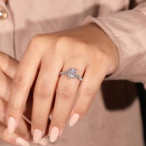 Anillo de Compromiso Elegante con Diamante Cultivado en Laboratorio, Corte Radiante, Certificado VVS2, con Joyería Nupcial de Diamantes para Mujer - Product Image 1