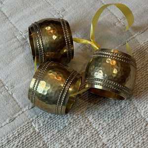 Lot de 3 anneaux de serviette vintage en laiton, design martelé rond avec bord perlé, pour décoration de table de mariage, ensemble d'anneaux de serviette réutilisables - Product Image 1