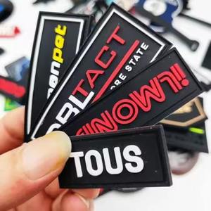 Parches de Silicona de Alta Calidad con Logotipo Personalizado en Relieve 3D 2D, Etiquetas de PVC Suave, Resistentes al Agua, con Diseño de Alfabeto y Flores para Ropa - Product Image 1