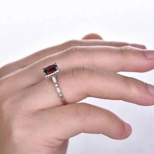 Bague de mariage en argent sterling avec grenat rouge naturel, pierre de naissance de janvier, taille émeraude - Product Image 5