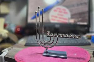 Menorá Tradicional Plateada de Nueve Ramas con Brazos Redondeados, Portavelas Decorativo Judío para Hanukkah - Product Image 4