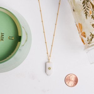 Pendentif artisanal plaqué or avec pierre de lune et péridot, cadeau de fiançailles en pierre naturelle pour mère, mariée, épouse - Product Image 1