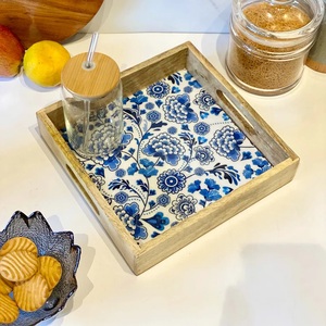 Plateau de service décoratif imprimé motif fleur bleue, plateau de service carré en bois de qualité supérieure pour commande en gros et usage domestique - Product Image 1