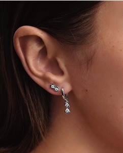 Pendientes de Lujo con Triple Diamante en Oro de 18K, Joyería Fina Clásica y Minimalista para Mujer, Elegantes para Fiesta - Product Image 3