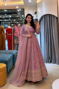นำเสนอคอลเลกชั่นใหม่จากนักออกแบบผ้าไหมกรุบกรอบพร้อมชุดงานปักและชุด Dupatta เย็บอย่างเต็มที่ - Product Image 2