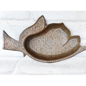 Plateau vintage en métal en forme de feuille avec gravure florale, pièce d'appoint décorative pour la maison - Product Image 1
