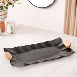 Bandeja Decorativa Rectangular Moderna de Metal Ondulado con Asa de Cuerda, Plato para Servir en Bodas y Mesas de Comedor para el Hogar en Ramadán - Product Image 1