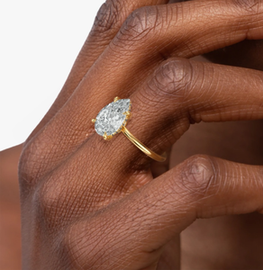 Anillo con halo oculto de diamante cultivado en laboratorio de 2 quilates con corte de pera en oro amarillo de 14 quilates, joyería nupcial minimalista de lujo. - Product Image 3