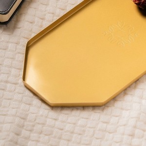Magnifique plateau de service hexagonal doré avec une finition mate lisse et un motif floral gravé au centre pour le service - Product Image 6