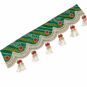 Toran Bandhanwar artisanal vert avec travail de miroirs Bandhani et pompons de perles, pour suspension de porte, décoration d'entrée de maison pour Diwali et mariage, cadeau festif - Product Image 5