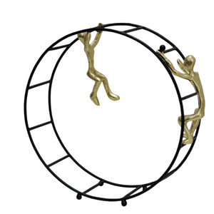 Sculpture Moderne en Aluminium Or et Noir, Statuette Abstraite de Figures Humaines sur Roue Industrielle, Décoration de Bureau Contemporaine - Product Image 1