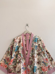 Kimono de algodón puro con estampado floral hecho a mano - ligero, cómodo y suave, ideal como ropa de dormir y para estar en casa. - Product Image 5