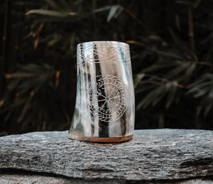 Jarra de cerveza artesanal de cuerno de búfalo con runas nórdicas y diseño de dragón, recipiente tradicional para beber, regalo para adultos. - Product Image 3